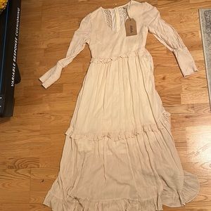 Red Dress Boutique Beige flowy dress!
